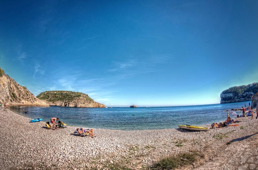 La crique de galets du Portitxol, avec l'île en face
