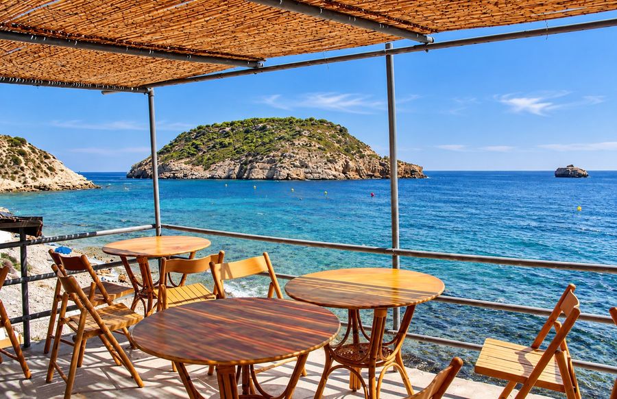 Terrasse au toit de canisse au-dessus de la mer, face à l'île du Portitxol