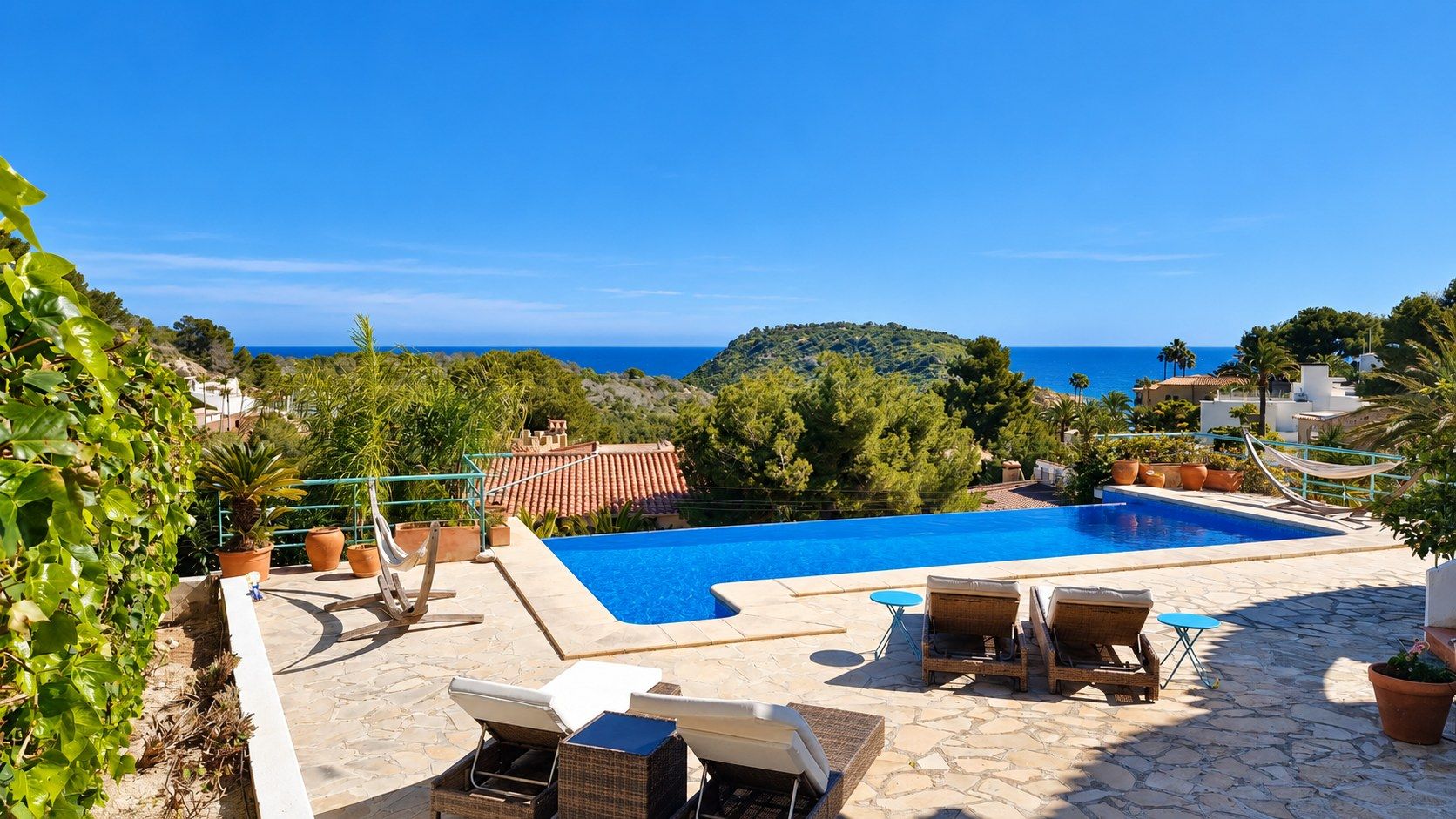 La terrasse de la piscine avec la mer et l'île au fond