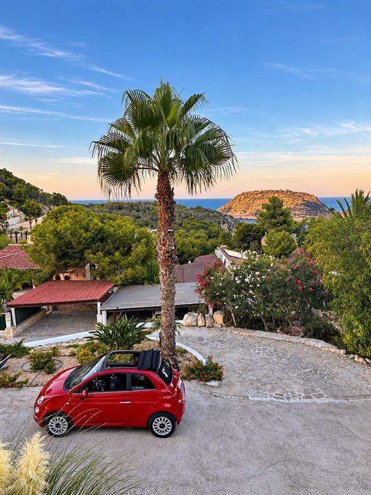 Parking dans la propriété, avec l'île au fond