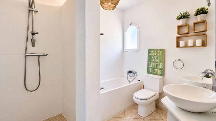 Salle de bain avec douche et baignoire