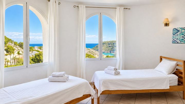 Chambre familiale avec fenêtres sur la crique