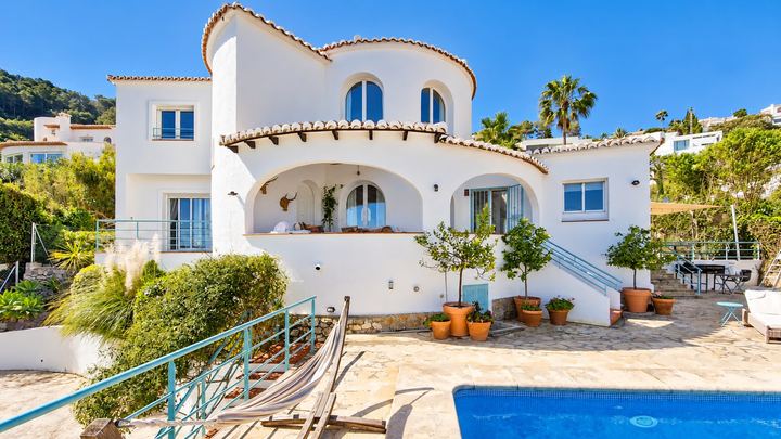 La maison vue depuis la piscine