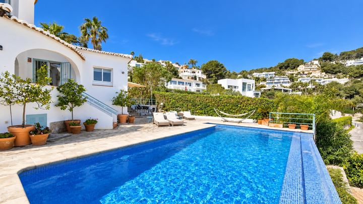 Piscine à débordement de 8 mètres sur 4