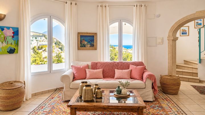 Salon avec baies vitrées donnant sur la mer