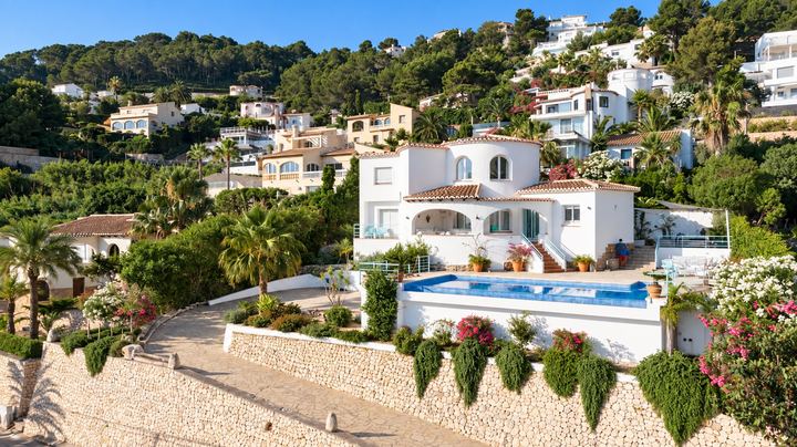 La maison et la piscine vues du ciel