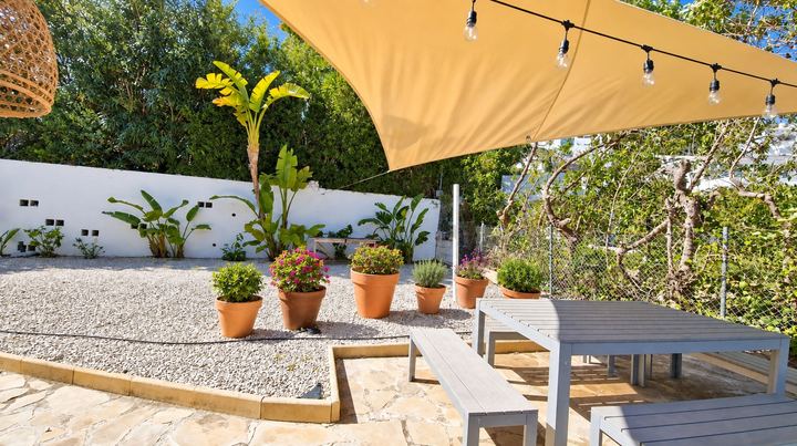 Espace barbecue et table extérieure